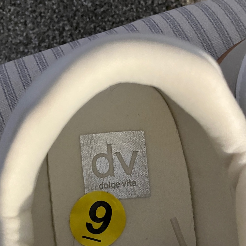 Women’s dolce-vita sneakers . NWOT - Picture 5 of 6